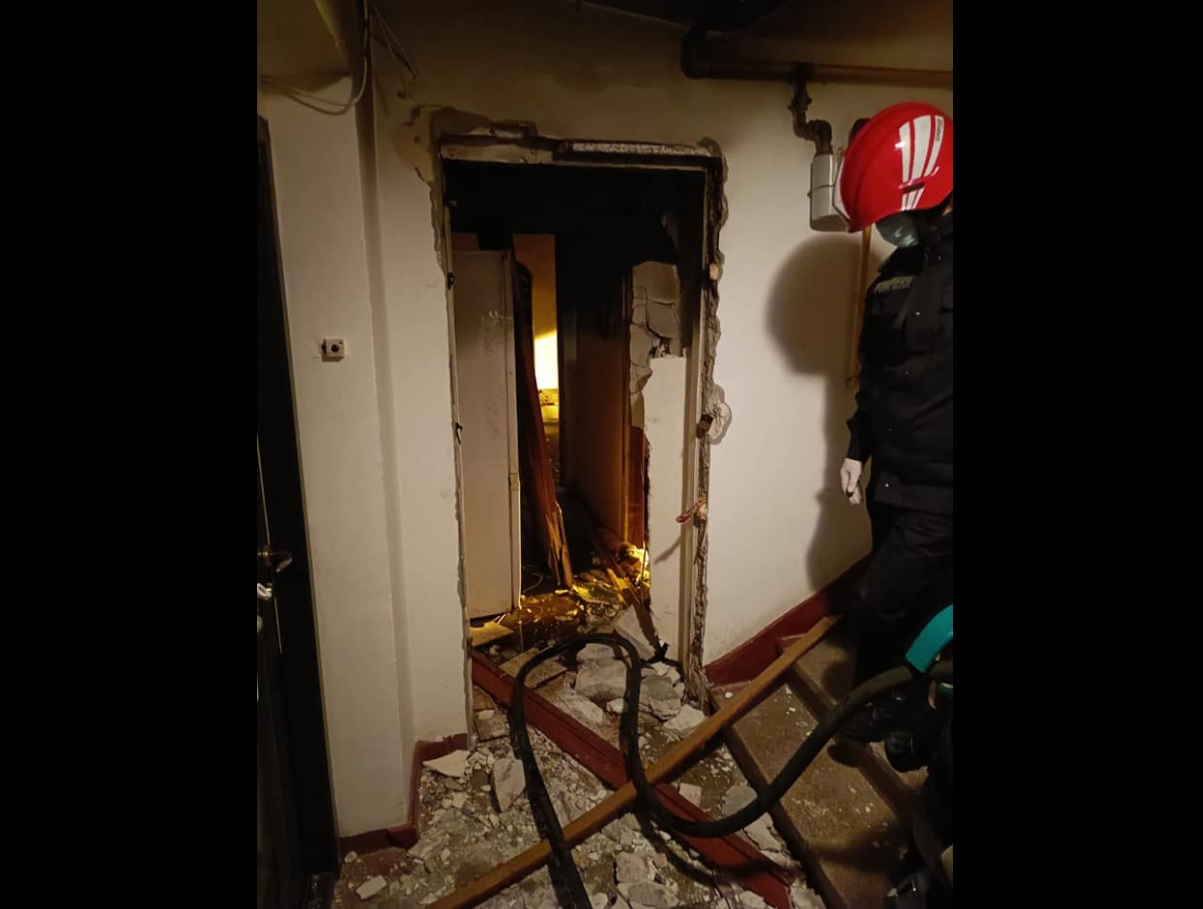 Explozie, urmată de incendiu într-un apartament din Târgoviște. Un bărbat a fost rănit