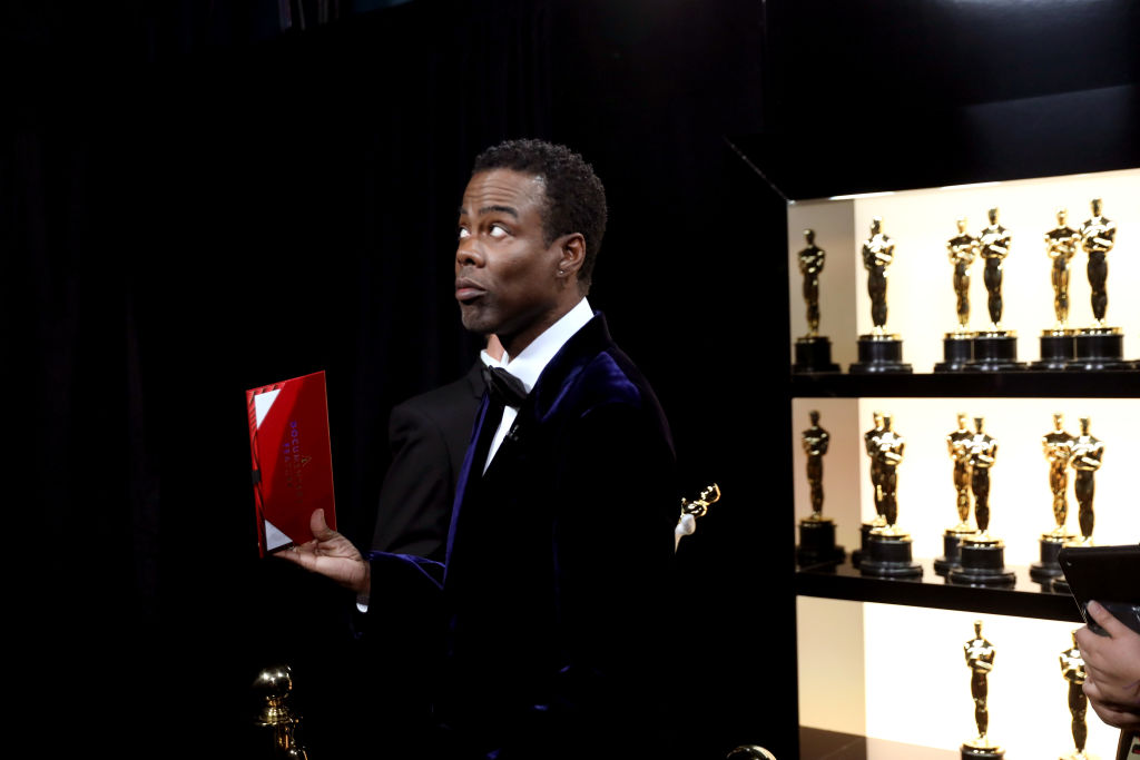 Chris Rock, aplaudat minute în șir la primul spectacol după incidentul de la Oscar. „La un moment dat voi vorbi despre asta”