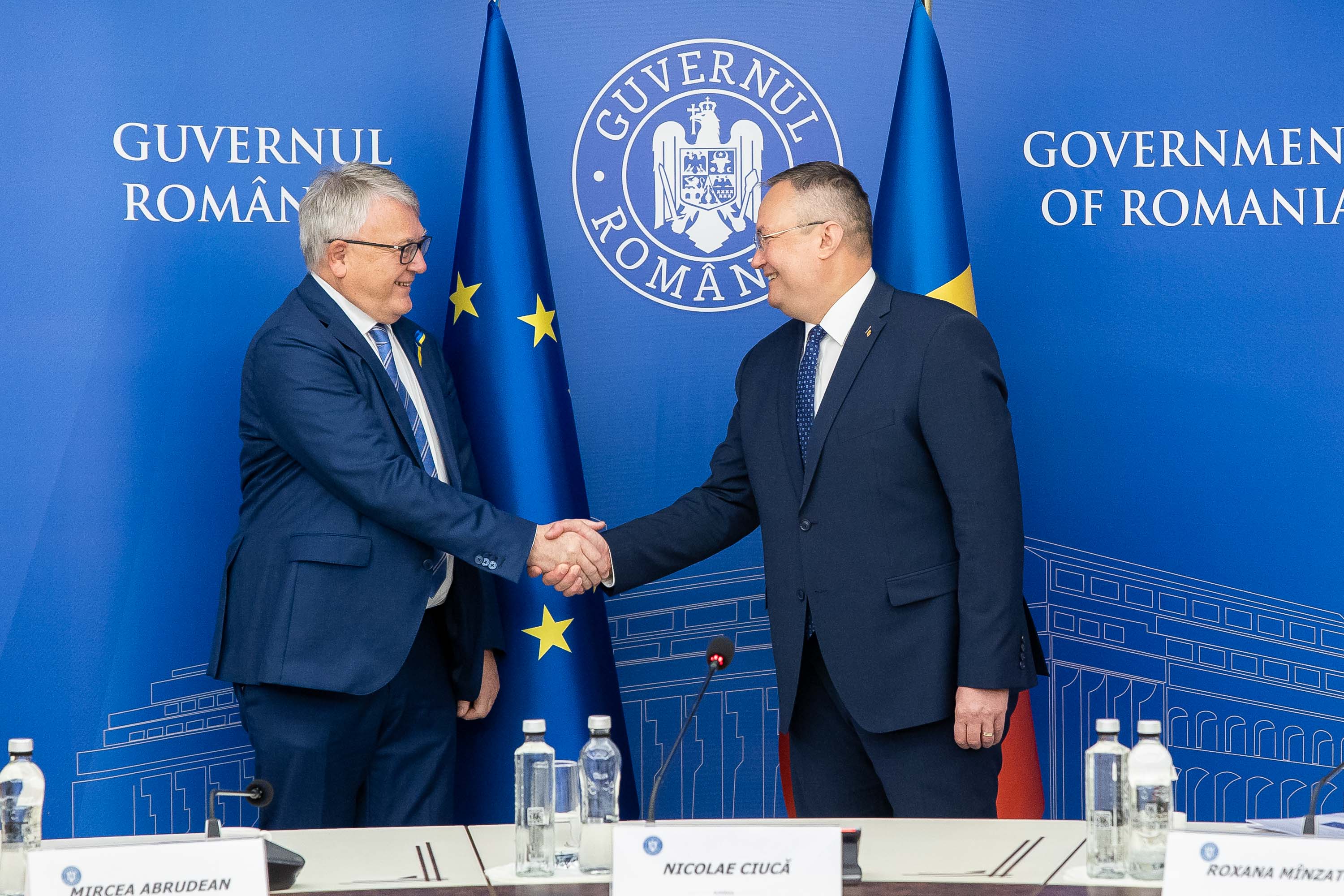 Ciucă, discuții cu comisarul UE pentru drepturi sociale: Bani europeni pentru protejarea economiei și pentru refugiații din Ucraina