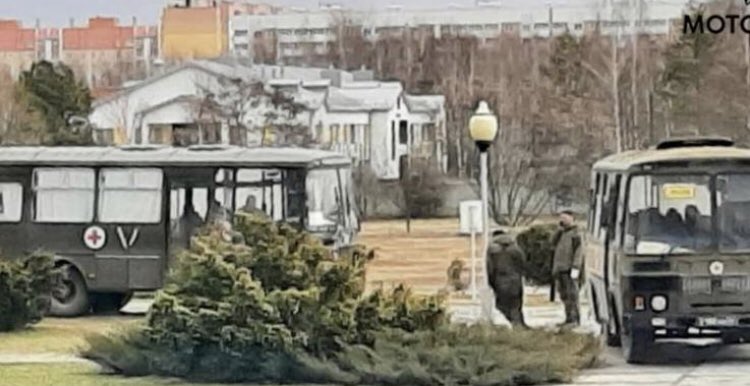 Soldați ruși de la Cernobîl, duși la un spital din Belarus. Au fost puși să sape tranșee în cea mai radioactivă zonă