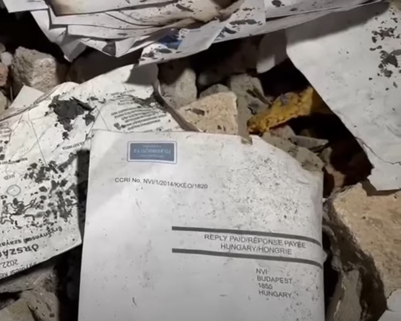 VIDEO. Buletine de vot pentru alegerile din Ungaria, găsite într-o groapă de gunoi în Mureş. Polițiștii au deschis o anchetă