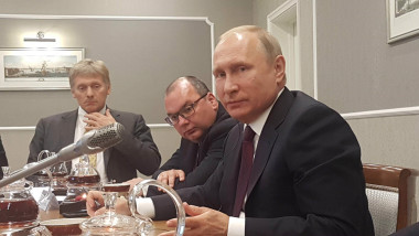 Președintele Rusiei, Vladimir Putin, și purtătorul de cuvânt al Kremlinului, Dmitri Peskov., la o declaratie de presa
