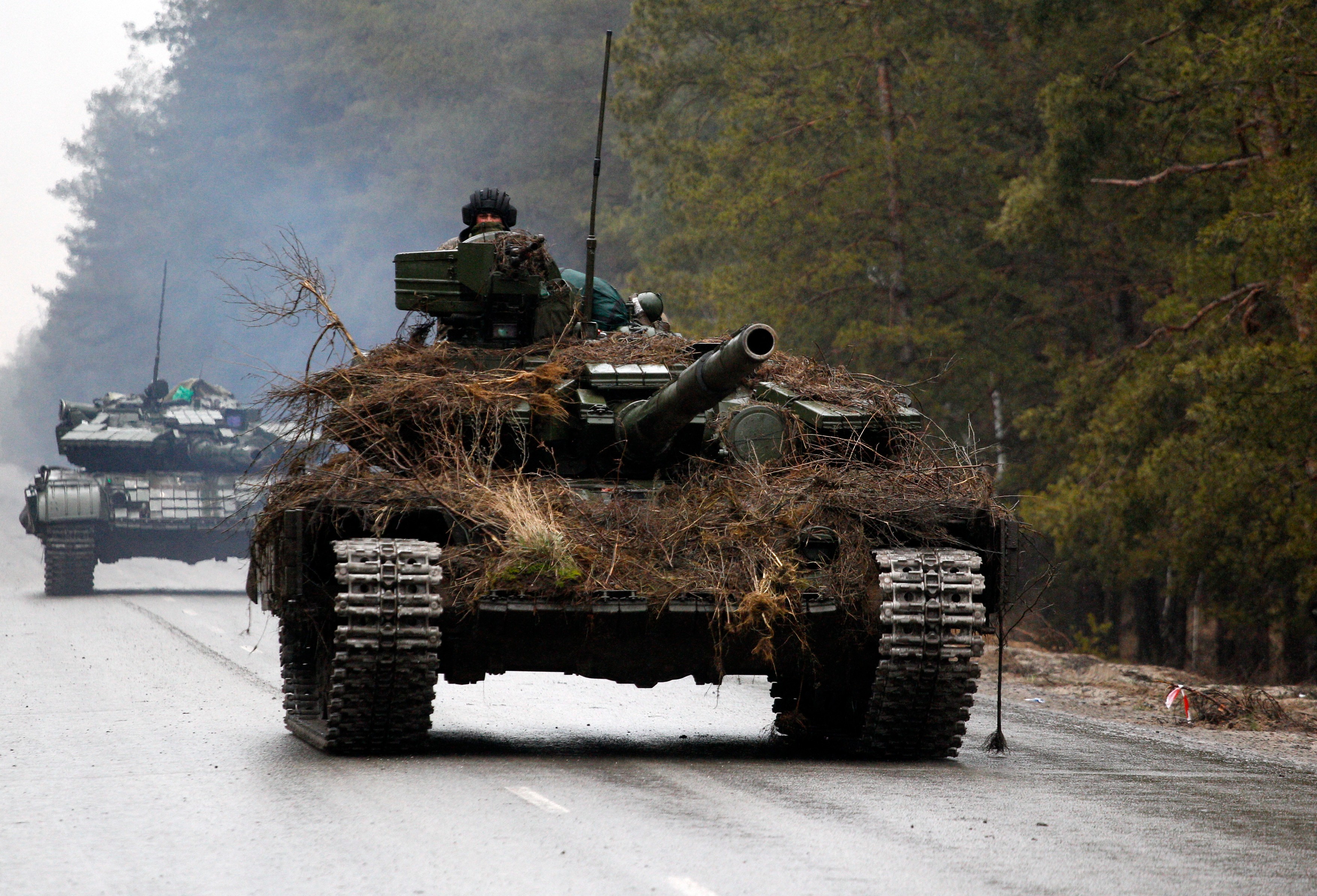 Washington Post: De ce folosesc trupele rusești crengi, paie și covoare pentru a se camufla în Ucraina