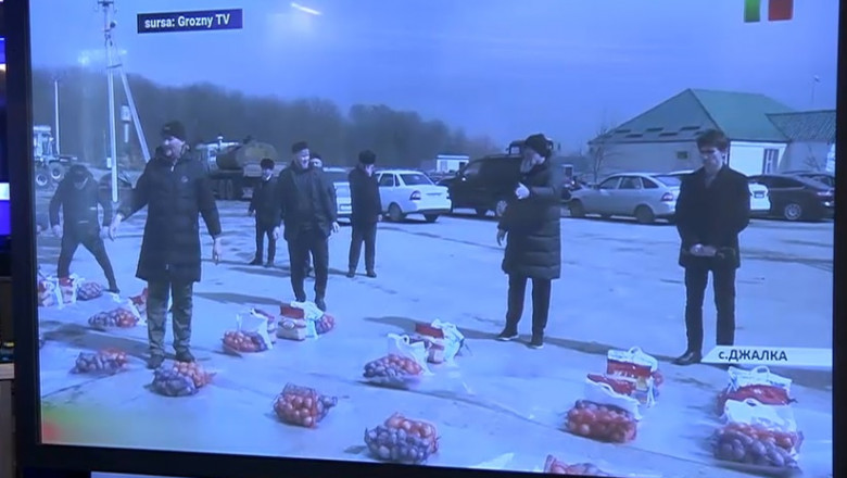 imagine cu oficiali ceceni si saculeti cu cartofi aliniati destinati ca ajutoare