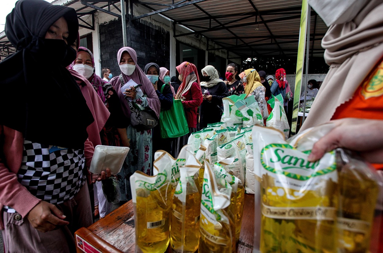 Criză de ulei de gătit în Indonezia, cel mai mare producător mondial de ulei de palmier. Poliția va urmări producția și distribuția
