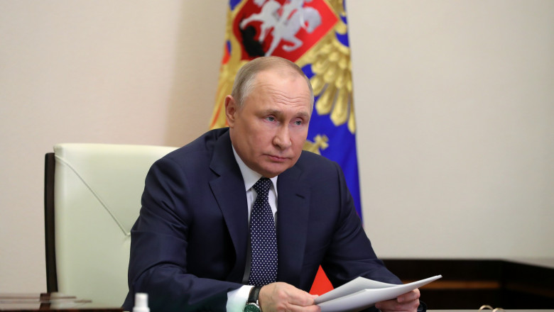Vladimir Putin, președintele rus tine foi de hartie in mana
