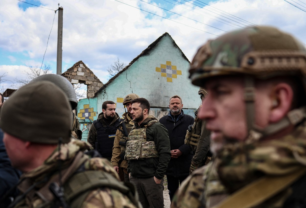 Procurorii ucraineni au primit 7.000 de sesizări privind crime de război. Zelenski: Rusia încearcă să acopere dovezile