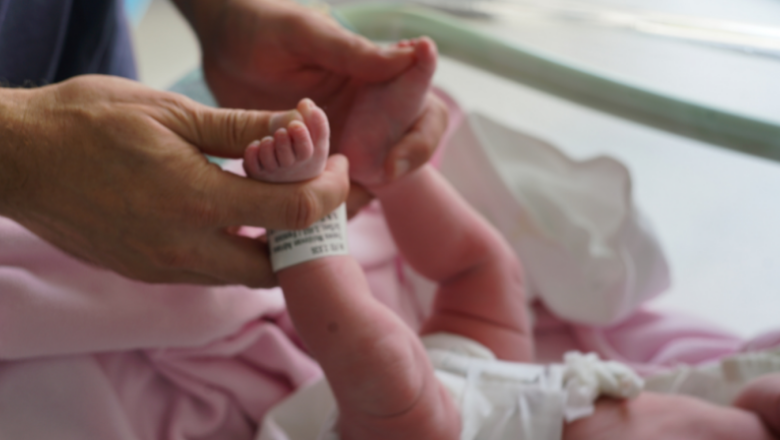 Românii plătesc sute de lei ca să-și afle ora nașterii. Tarifele cerute de maternități pentru o informație din arhivă