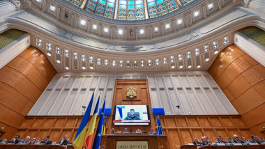 Președintele ucrainean Volodimir Zelenski susține un discurs în Parlamentul României, prin videoconferință