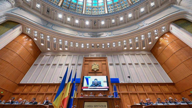 Președintele ucrainean Volodimir Zelenski susține un discurs în Parlamentul României, prin videoconferință