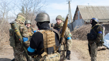Militari ucraineni într-un sat.