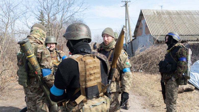 Militari ucraineni într-un sat.