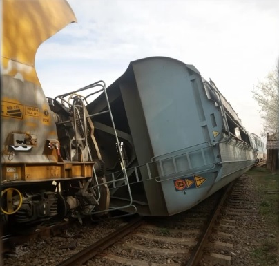 Un tren de marfă a deraiat în Bihor. Circulația trenurilor de pasageri în zonă a fost blocată