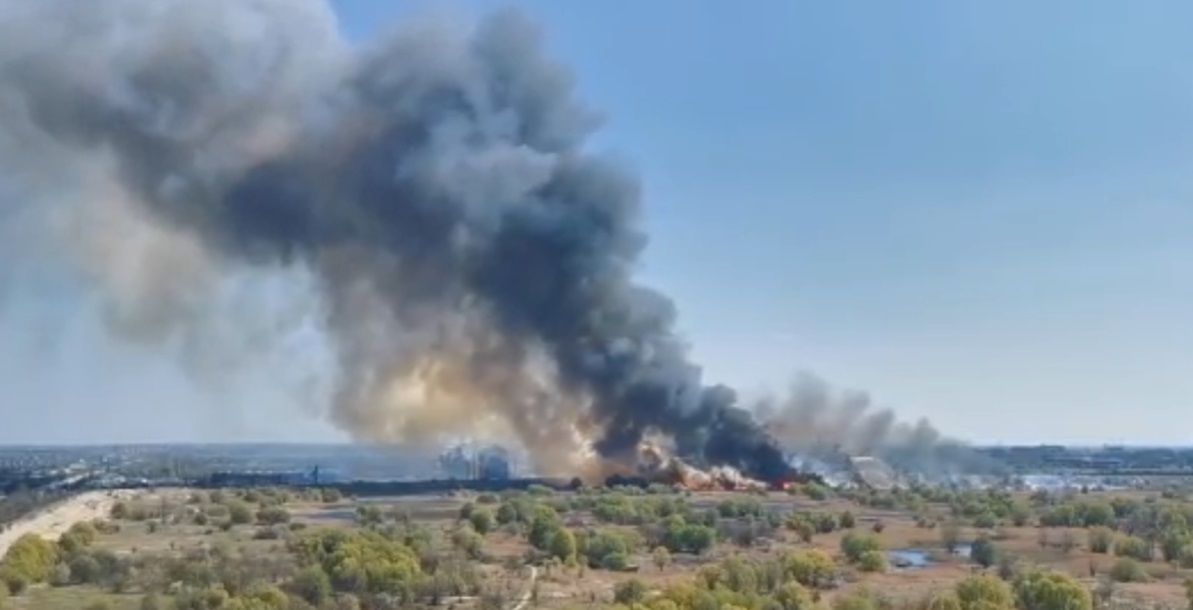 Incendiu major de vegetație în Delta Văcărești, vântul extinde flăcările și fumul dens. Oamenii din zonă au primit mesaj Ro-Alert