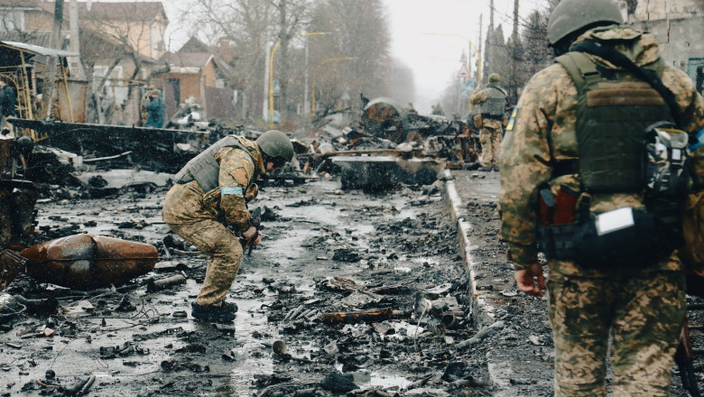 Soldați ucraineni inspectează zonele părăsite de trupele ruse