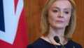 ministrul britanic de Externe, Liz Truss cu microfonul in fata