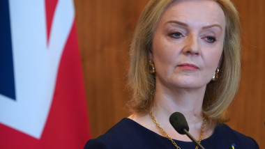 ministrul britanic de Externe, Liz Truss cu microfonul in fata