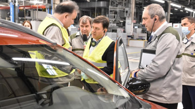 Ministrul Economiei, Florin Spătaru, a făcut o vizită la uzina Dacia, unde a discutat cu angajații.