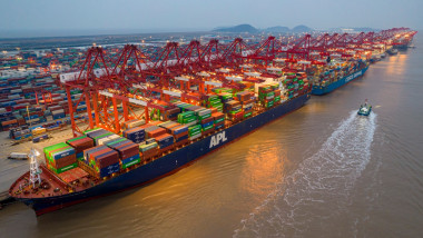 nava cargo in portul din shanghai