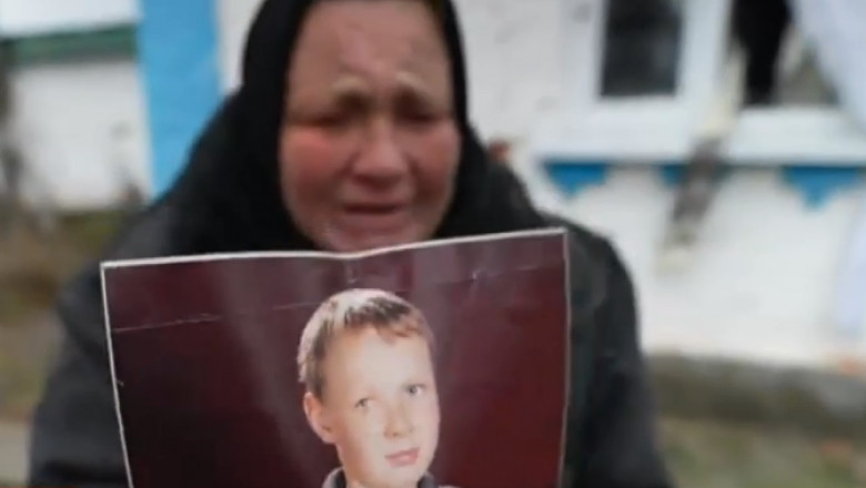 O femeie rată poza fiului ucis de militarii ruși.