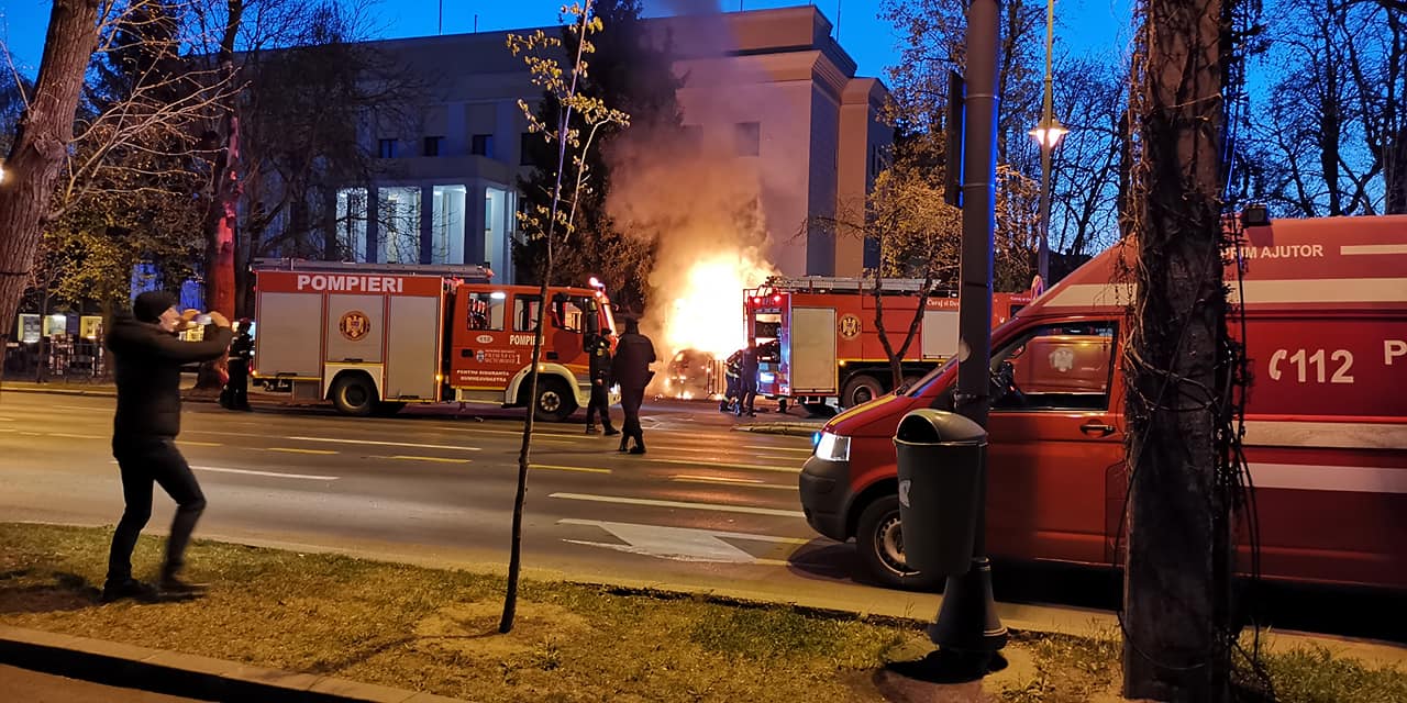 Incendiu lângă Ambasada Rusiei din București. O mașină s-a izbit în gard și a luat foc, șoferul a murit pe loc