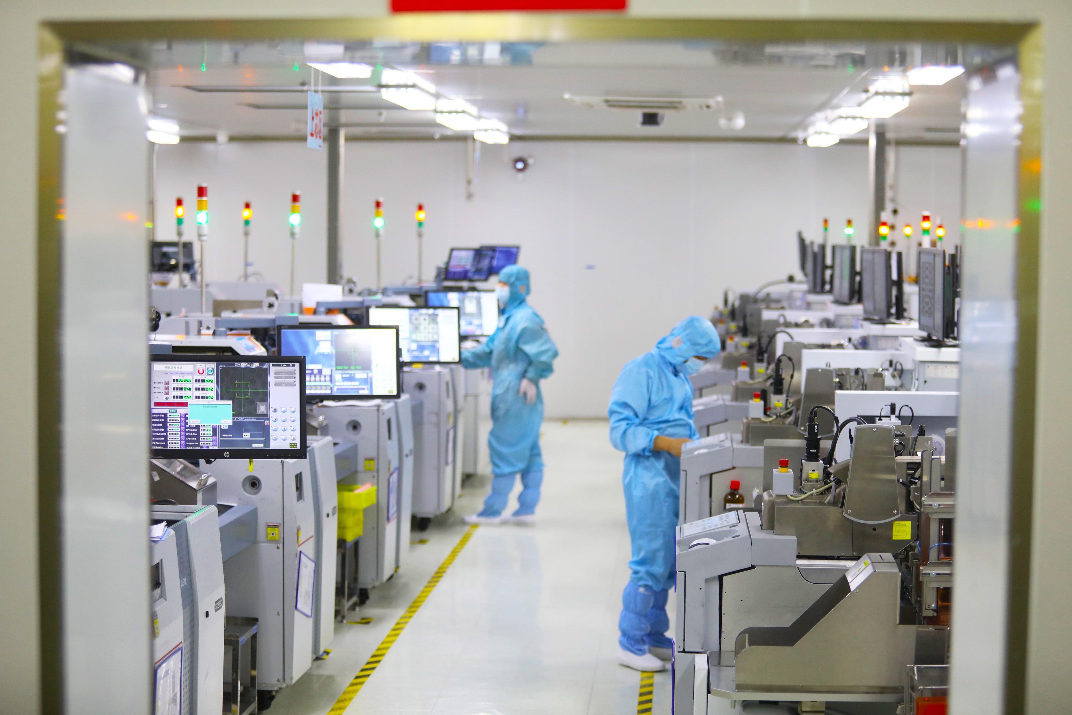 Criză de microcipuri în Rusia. Moscova apelează la firmele producătoare de semiconductori din China