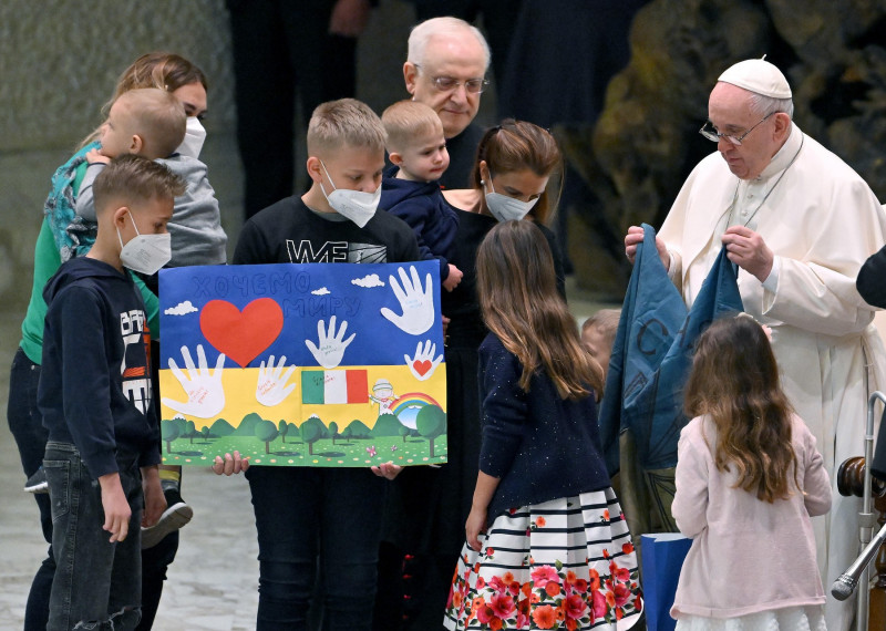 Papa Francisc și copii ucraineni refugiați