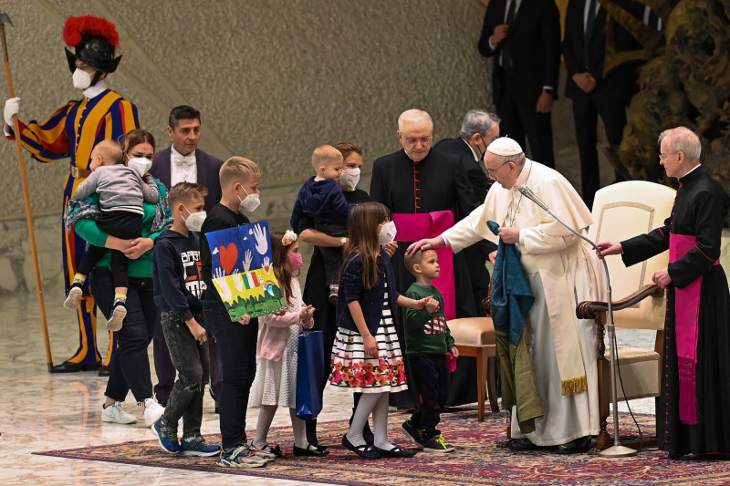 Papa Francisc și copii ucraineni refugiați