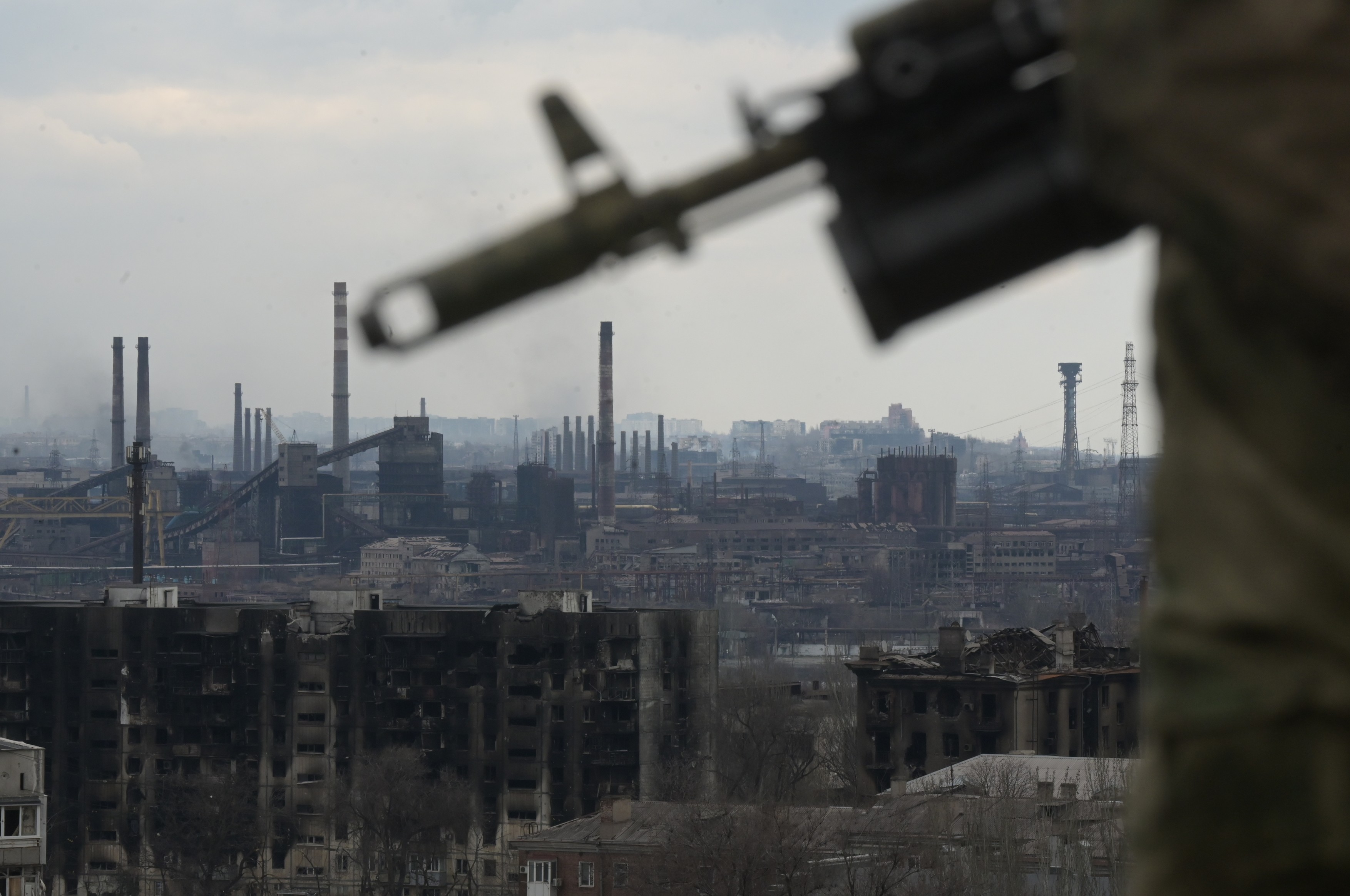 Ruşii, acuzaţi că folosesc crematorii mobile şi „brigăzi speciale” care adună cadavrele, pentru a şterge dovezile crimelor din Mariupol