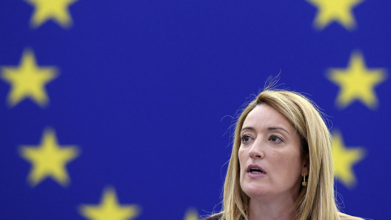 Roberta Metsola, președintele Parlamentului European vorbeste cu steagul ue in spatw