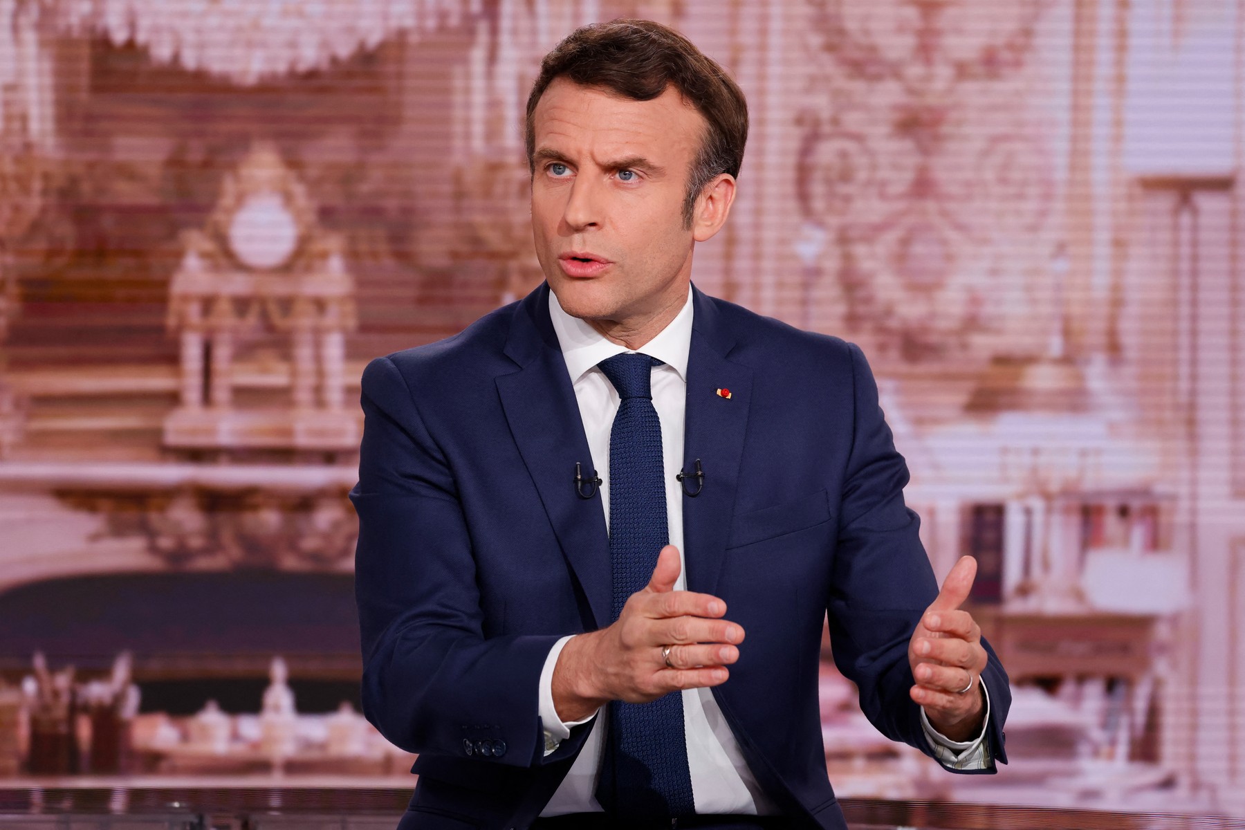 Macron spune că criticile premierului polonez sunt „nefondate” și „scandaloase” și îl acuză că încearcă s-o ajute pe Marine Le Pen