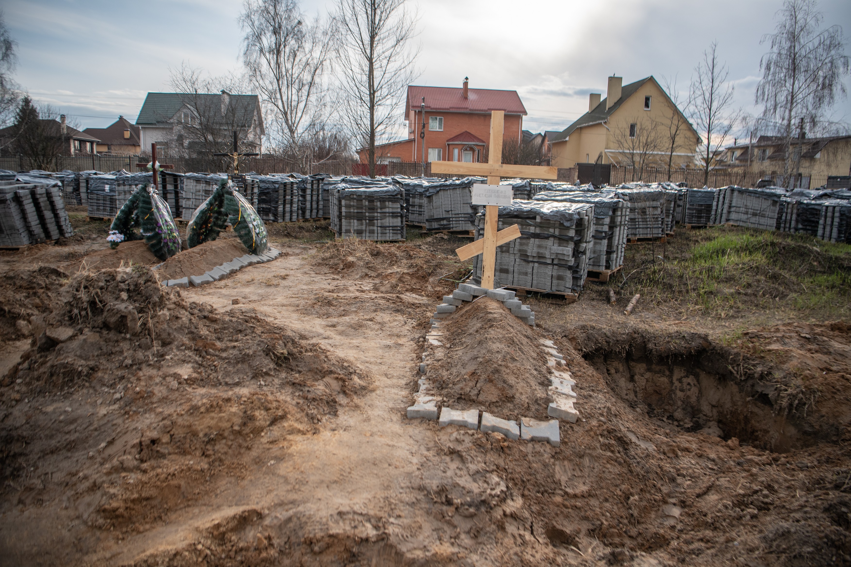 "Ce este groapa aceasta în grădina mea?"/"Este mormântul tău". O bătrână din zona Kiev a văzut îngrozită cum rușii îi pregăteau moartea