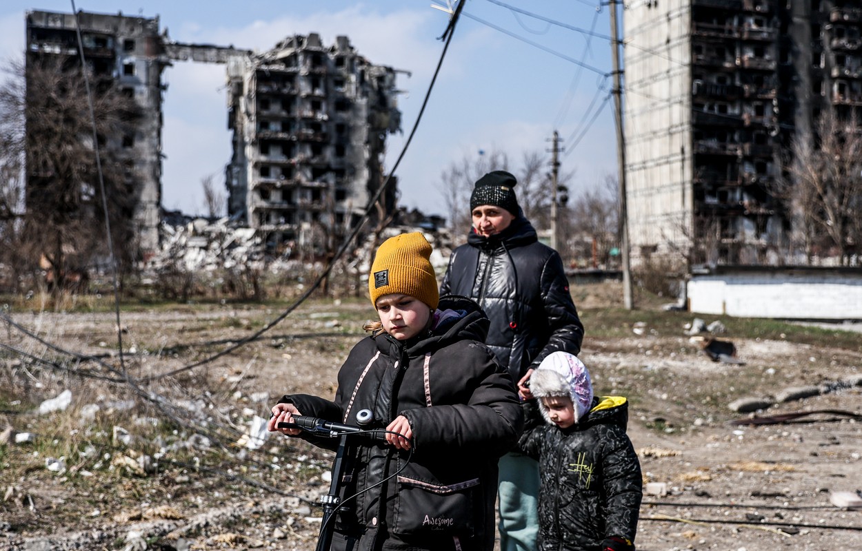 Atac cu rachete în Kiev, bombardamente în Harkov. Rusia amenință cu „eliminarea” rezistenței după ce Mariupol a refuzat să se predea