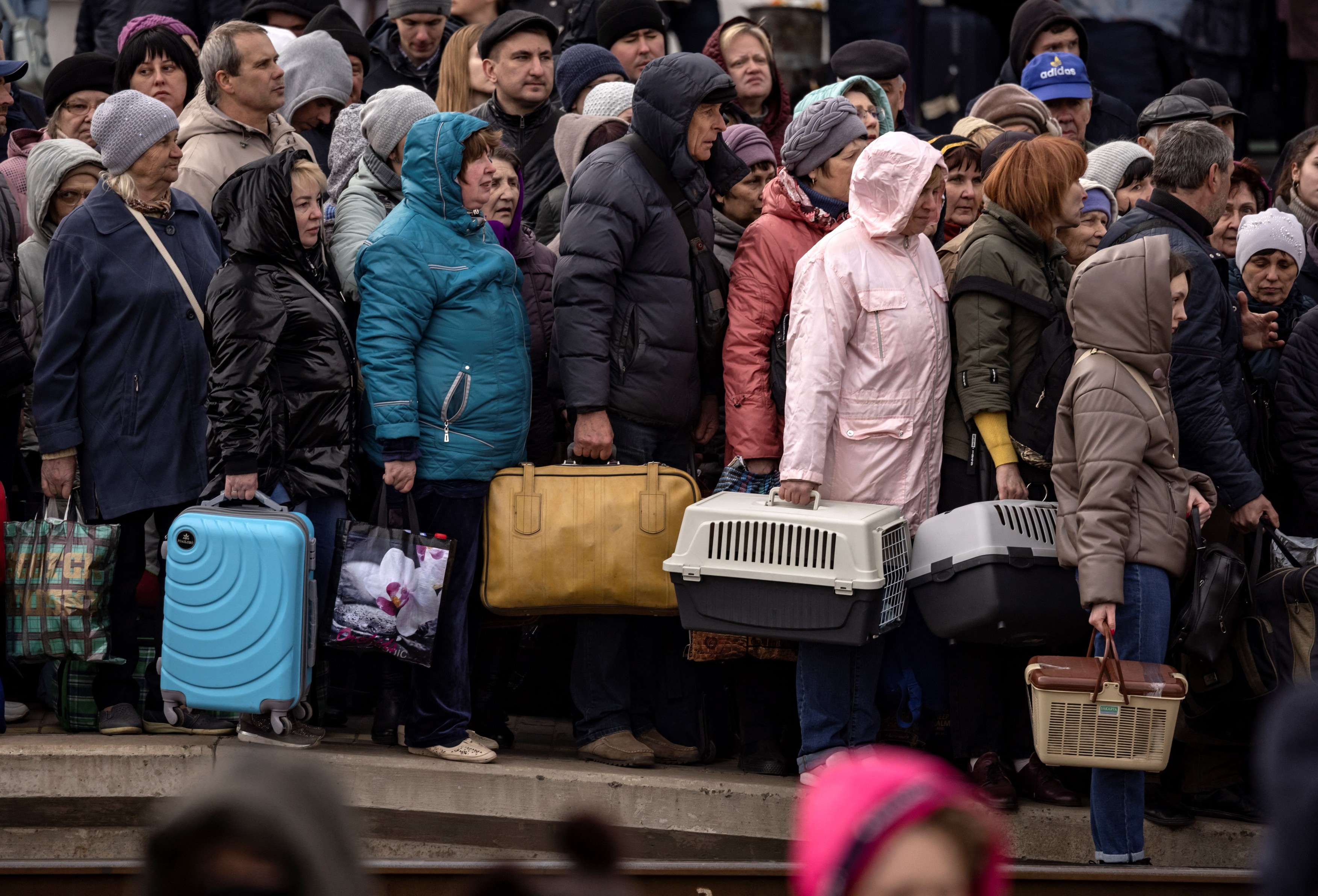 Rușii bombardează zone civile din Severodonețk. Evacuări în masă în estul Ucrainei