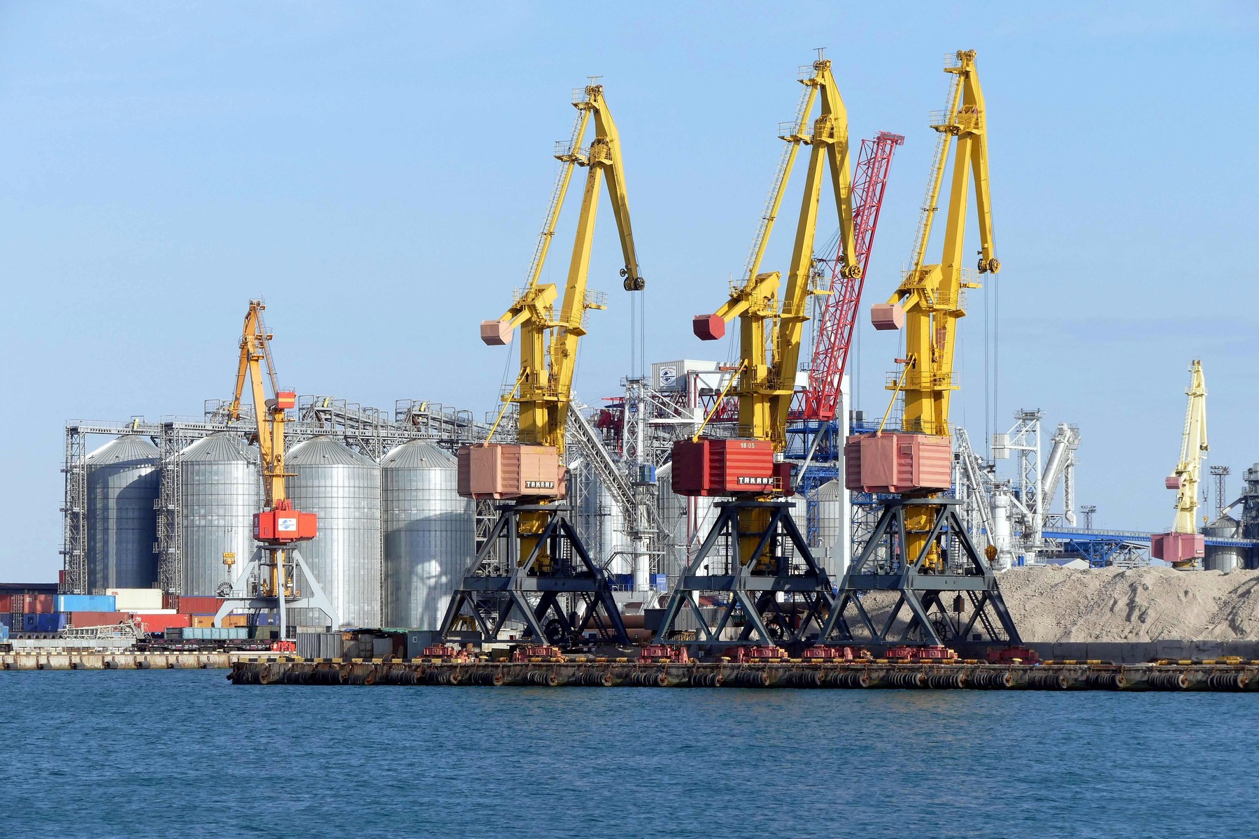 Ucraina a interzis oficial toate importurile din Rusia
