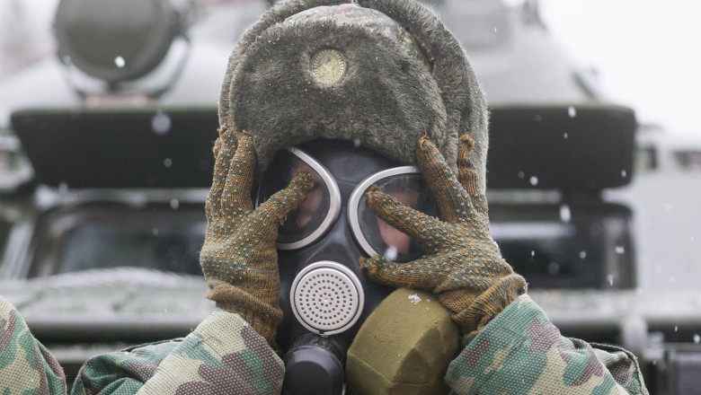 Militar rus cu o mască de gaze pe figură.