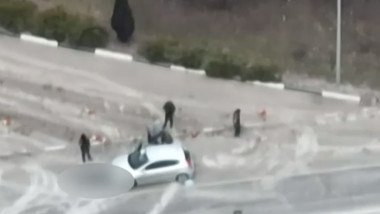Militari ruși omoară civili ucraineni după ce îi dă jos mașină.