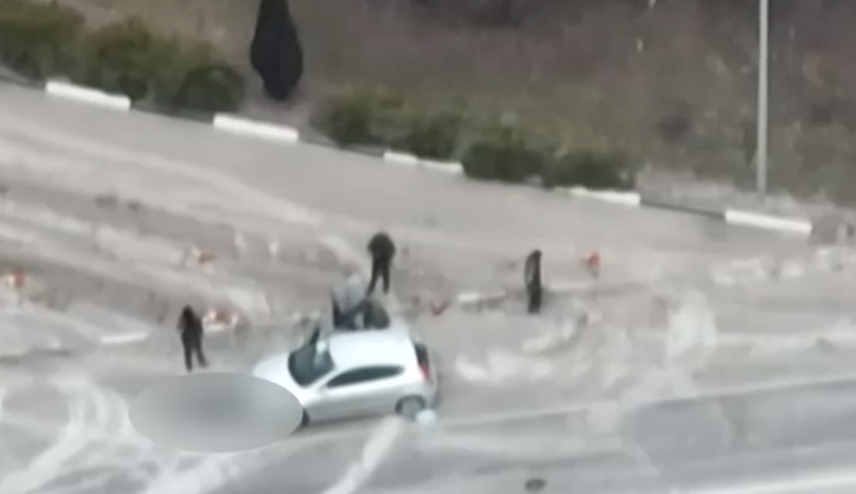 Reportaj CNN. VIDEO cu momentul în care părinții unui copil sunt dați jos din mașină și omorâți de ruși în fața lui