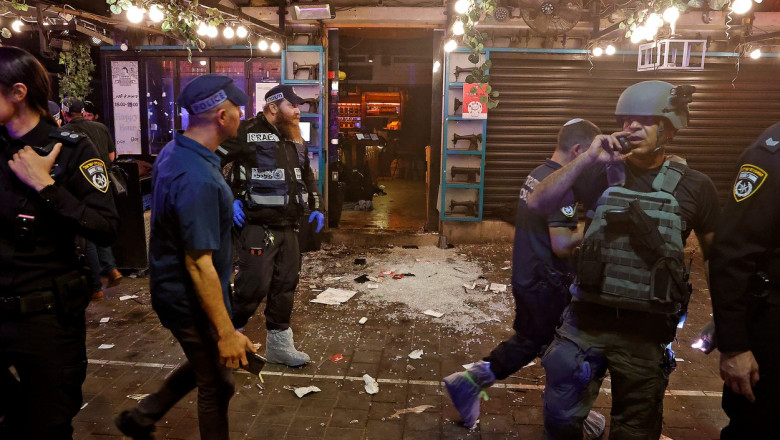 Cel puțin 2 oameni au murit și mai mulți au fost răniți într-un atac armat în centrul Tel Avivului