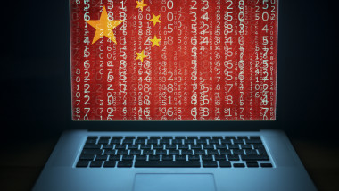 Laptop cu cifre și steagul Chinei.