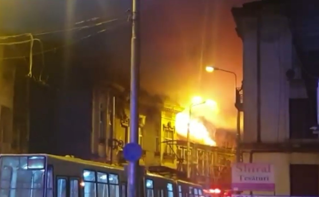 VIDEO. Incendiu puternic în centrul Bucureștiului. Pompierii intervin cu 10 autospeciale