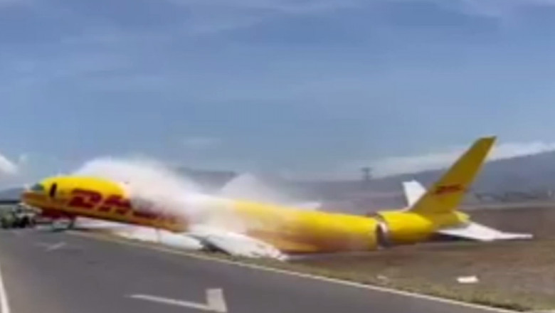 Avion cargo ieșit de pe pistă după aterizare.