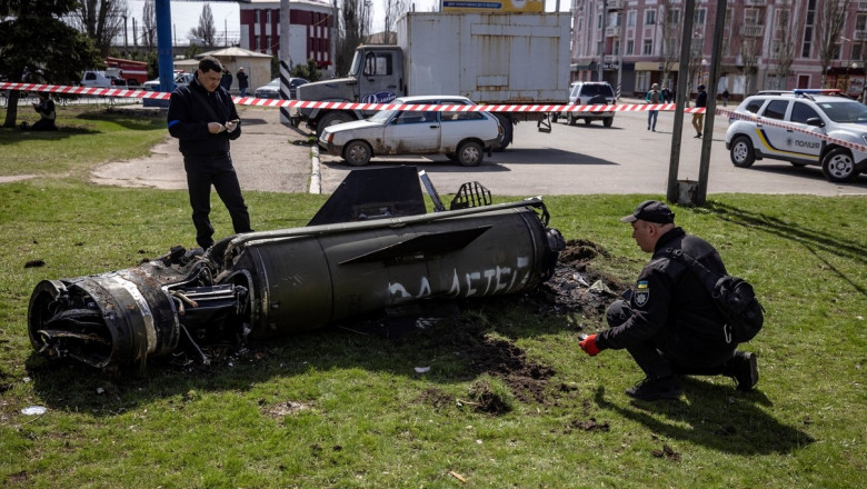 militarii cerceteaz un fragment din racheta de la gara kramatorsk, pe care scrie „pentru copii”