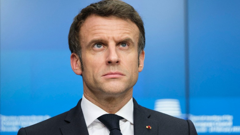 Emmanuel Macron se pregătește să facă declarații.