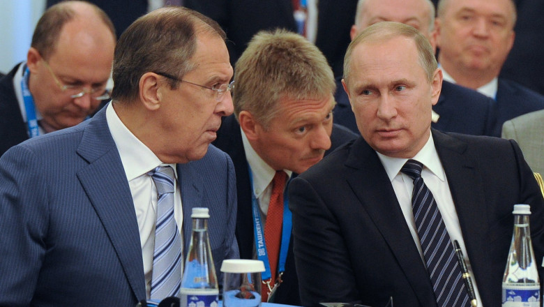 Vladimir Putin, Serghei Lavrov și Dmitri Peskov