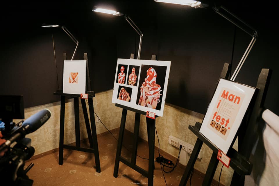 Expoziție despre identitate de gen, organizată de adolescenți în București. Banii strânși vor fi donați unei asociații anti-SIDA