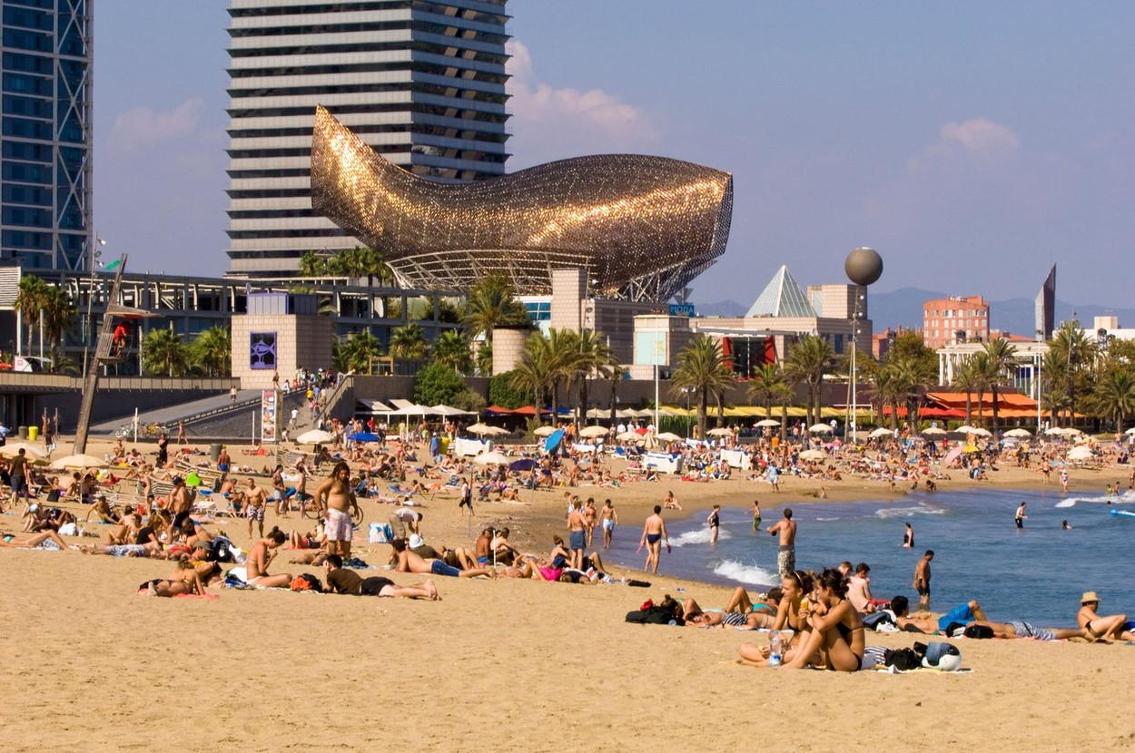 Barcelona interzice fumatul pe plajă începând din luna iulie