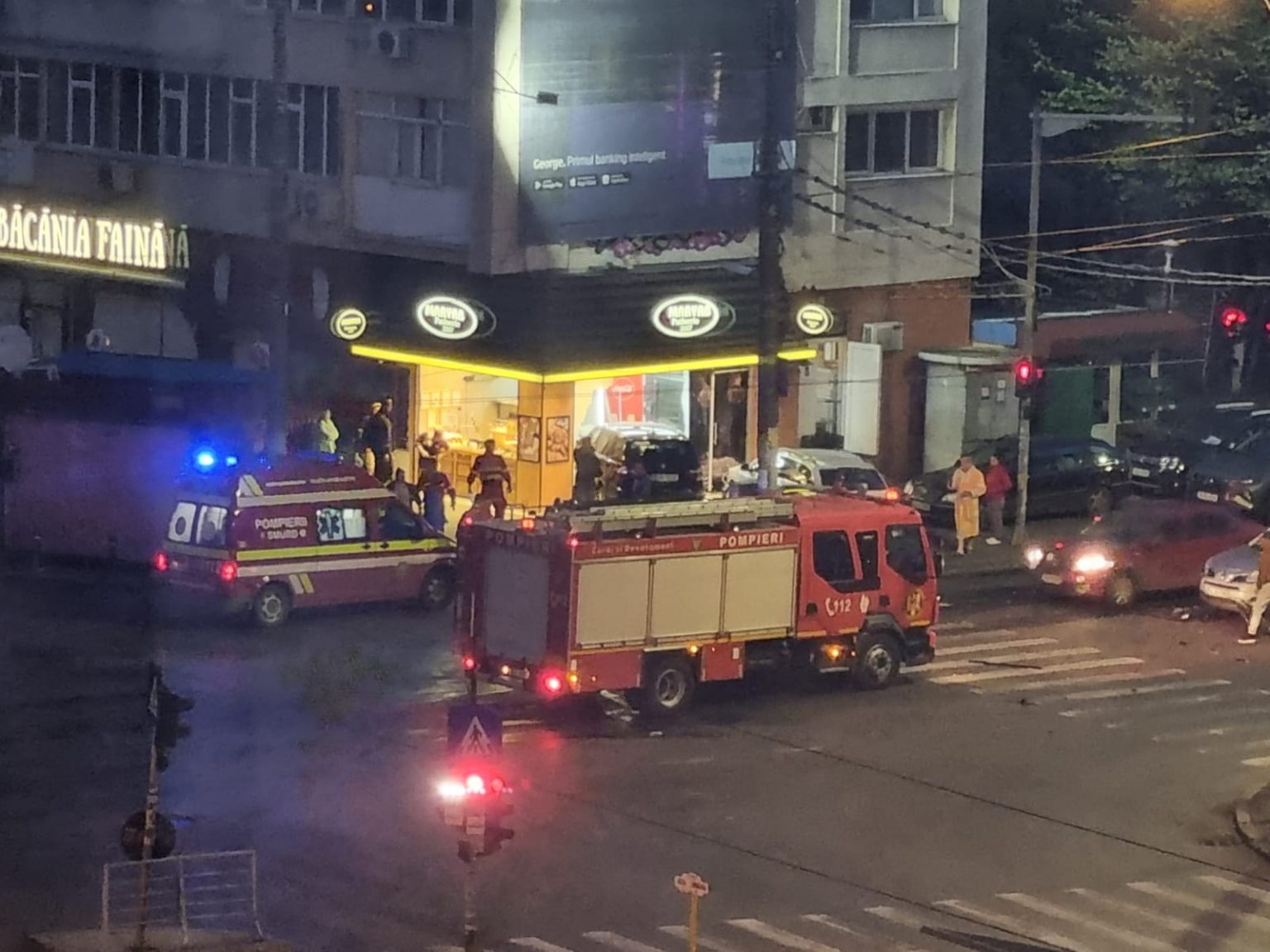 VIDEO Accident cu 4 mașini în București. Unul dintre autoturisme a intrat într-o patiserie