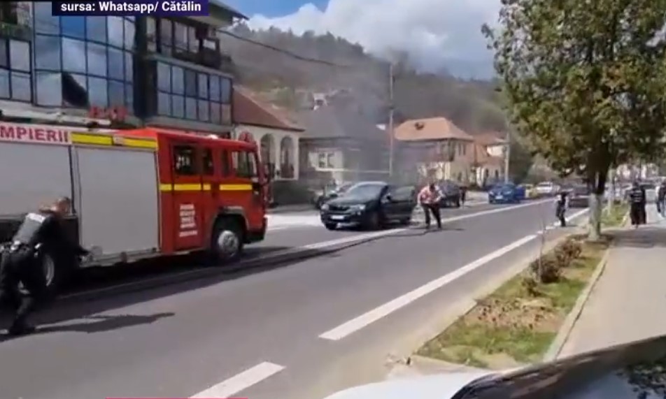 O mașină din Ucraina a luat foc în trafic, la Călimănești. În autoturism se aflau trei adulți și un copil