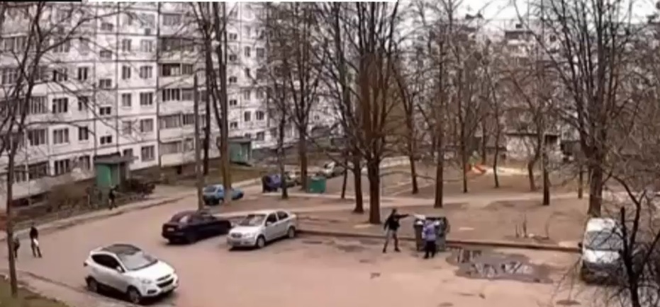 VIDEO. Locuitori din Harkov care duceau gunoiul la ghenă, surprinși de un atac rusesc. Imagini cu impact emoțional